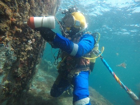 ROV inspecting underwater pipeline